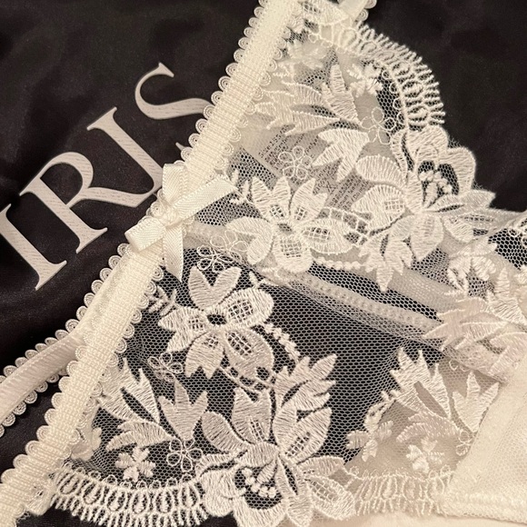 IRIS Elegant White Lace Lingerie Set - Picture 5 of 6